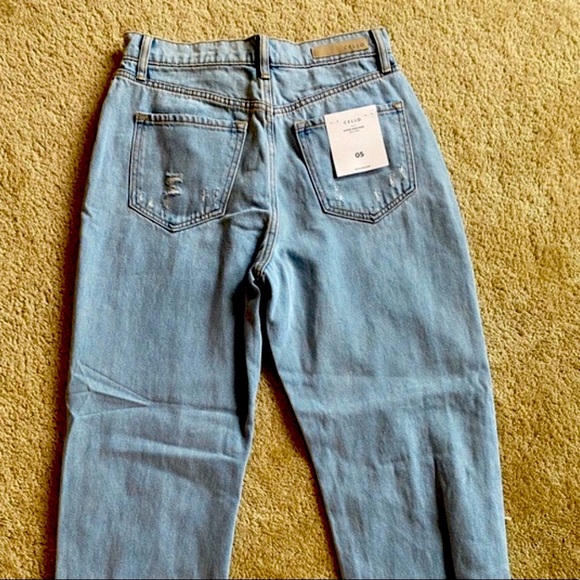 A5 - 258 NWOT Cello High rise distressed mom jeans size 5 - Picture 15 of 15
